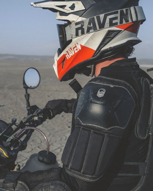 Freedom on the open sands with #raven. Where will your ride take you? 🏍️

#ravensportsofficial #24mx #bikegear #helmet #goggles #offroading #ride