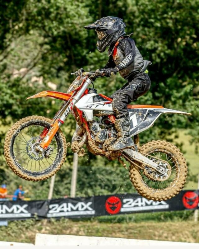 @luca_mirizzi_  looking strong on his #2stroke ⚡️ at the Italian junior mx championship. There is almost nothing like the sound of a 2 stroke bike…

#ravensportsofficial #24mx #braap #mx #motocross #

Can the 2 stroke bikes make a big come back in mx? Cast your vote now👇👇👇