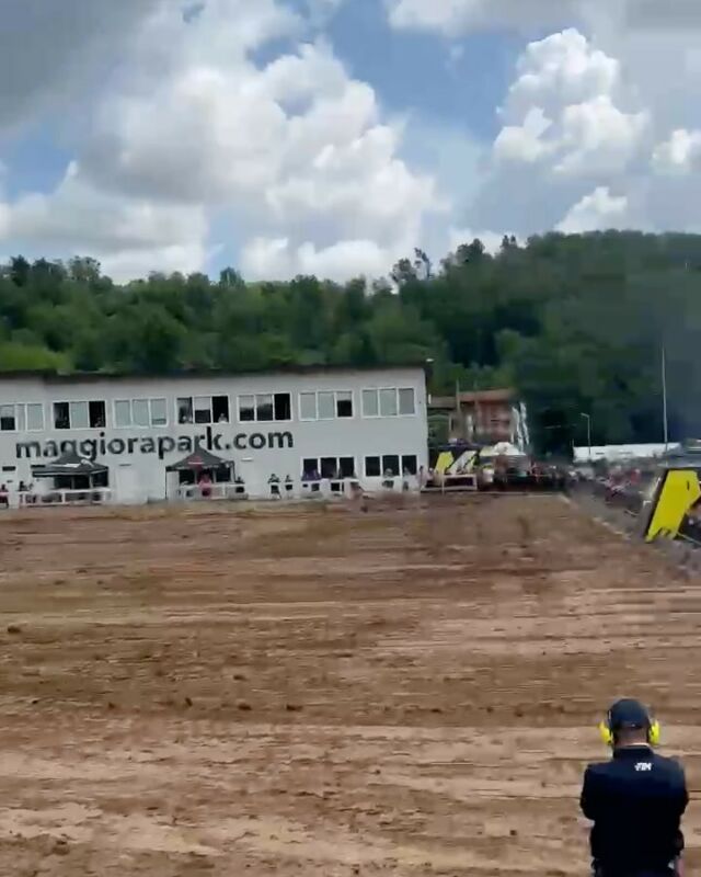 Watch to the end👉 @brandorispoli on fire!⚡️Brings home the 2nd overall position 🏁and the holeshot @maggiorapark for the 7th round of the @emx125 championship

#ravenhalcon #ravensportsofficial #24mx #cross #emx125
